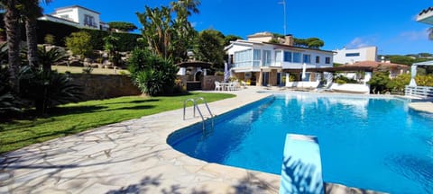 Property building, Patio, Spring, Day, Garden, Garden view, Pool view, Swimming pool, Swimming pool, sunbed