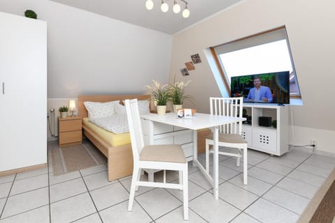TV and multimedia, Seating area, Dining area