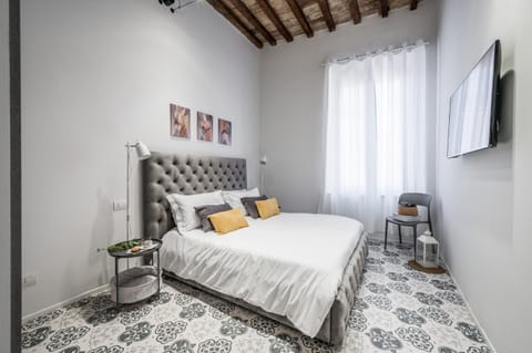 Bed, TV and multimedia, Photo of the whole room, Bedroom