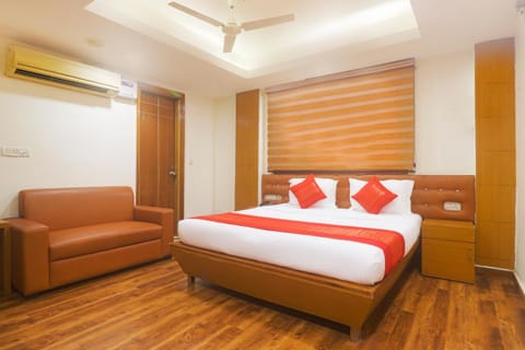 Bed, Photo of the whole room, Seating area, Bedroom, air conditioner