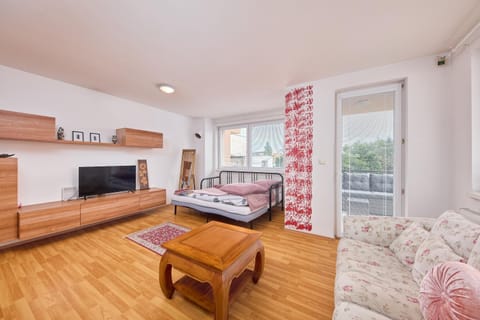Bed, TV and multimedia, Living room, Photo of the whole room, Seating area