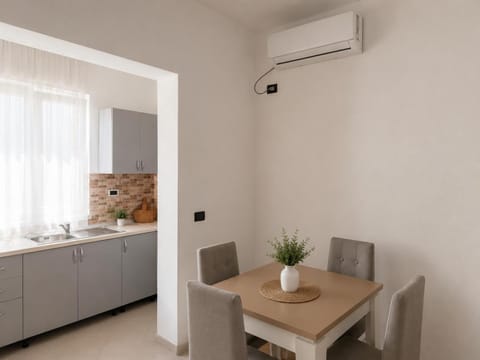 Kitchen or kitchenette, air conditioner