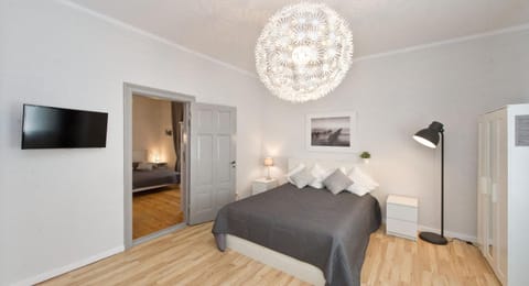 Bed, TV and multimedia, Photo of the whole room, Bedroom