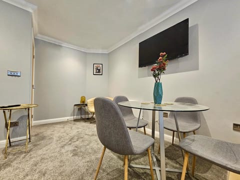 TV and multimedia, Seating area, Dining area