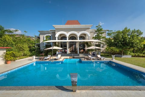 Property building, Day, Pool view, Swimming pool, sunbed