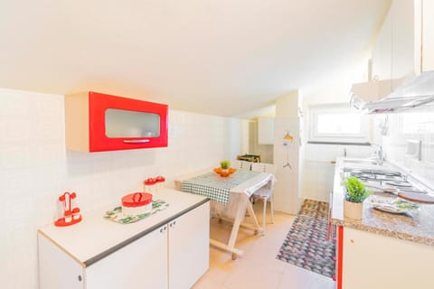 Kitchen or kitchenette, Dining area, stove