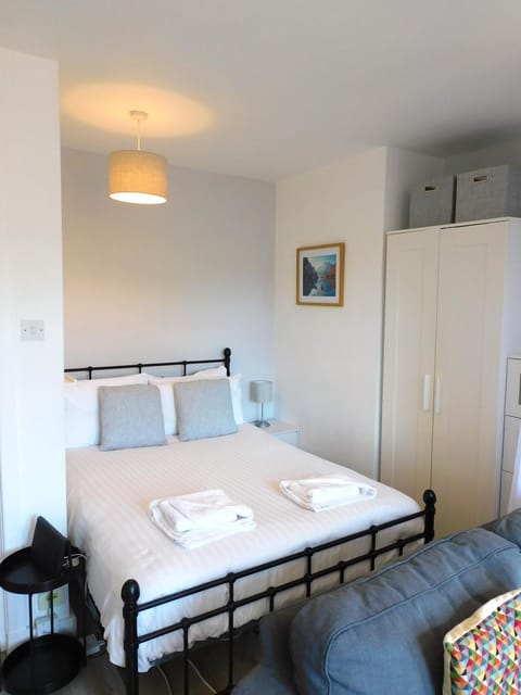 Modern bright studio apartment in south Glasgow Apartment in Glasgow