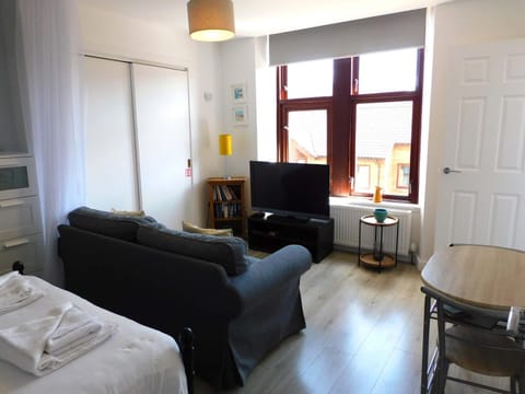 Modern bright studio apartment in south Glasgow Apartment in Glasgow