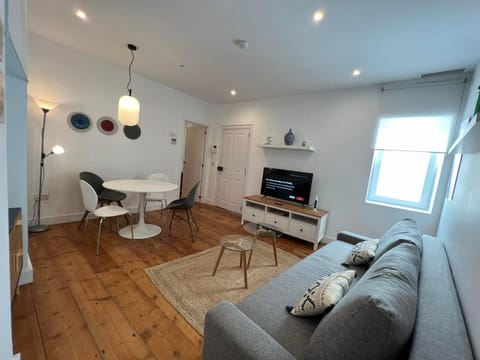 TV and multimedia, Living room, Dining area