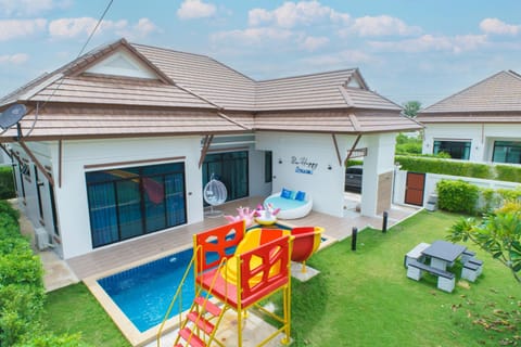 Property building, Patio, Spring, Day, Garden, Evening entertainment, Garden view, Pool view, Swimming pool, sunbed
