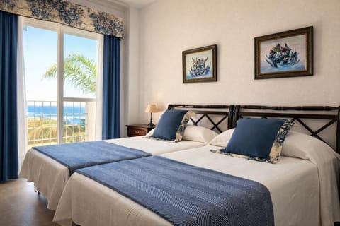 Bed, Natural landscape, Photo of the whole room, Bedroom, Sea view