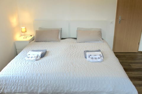 Bed, Bedroom, towels