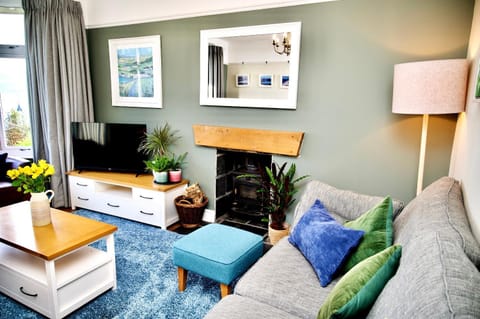 Bryn Gwyn, Sleeps 8, Sea Views, Borth y Gest House in Wales