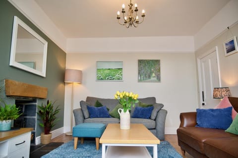 Bryn Gwyn, Sleeps 8, Sea Views, Borth y Gest House in Wales