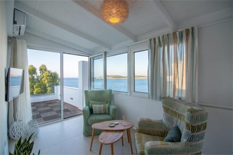 Day, Natural landscape, TV and multimedia, Living room, Photo of the whole room, Decorative detail, Seating area, Sea view