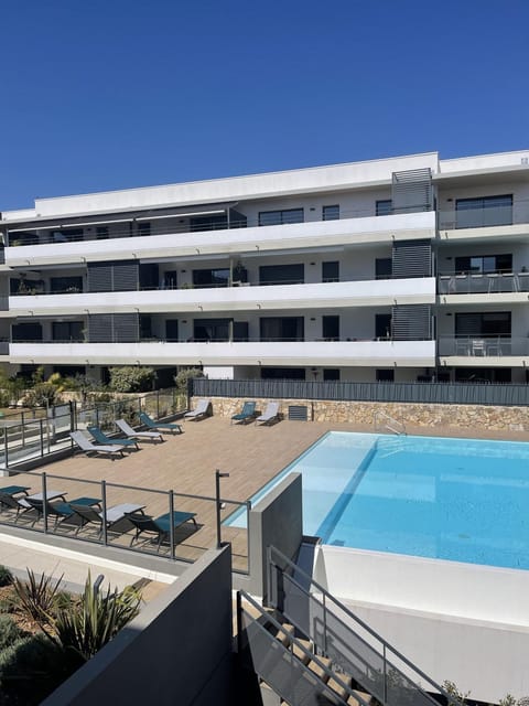 Très bel appartement dans résidence avec piscine à 5min des plages de Villeneuve Loubet. Apartment in Villeneuve-Loubet