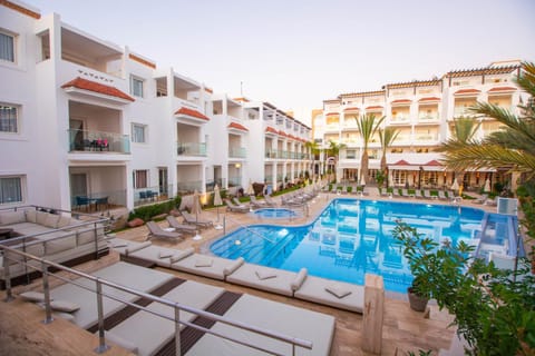 Swimming pool, sunbed
