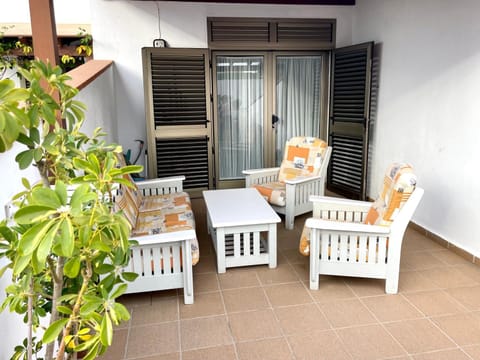 Property building, Balcony/Terrace, Seating area