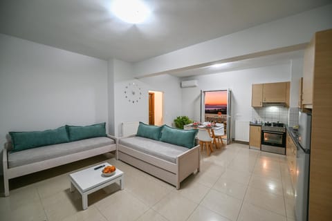 Kitchen or kitchenette, Living room, Seating area, Dining area, minibar, pet friendly, stove