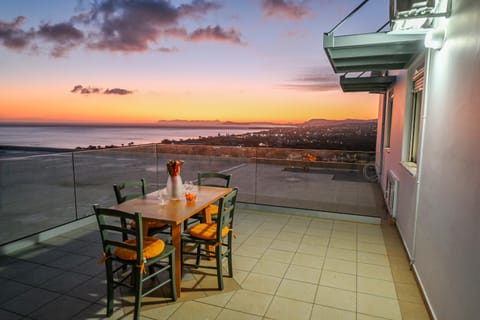 Balcony/Terrace, Dining area, City view, Sea view, Sunset