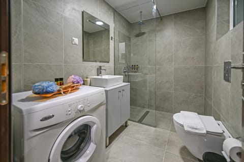 Shower, Toilet, Bathroom, towels, washing machine