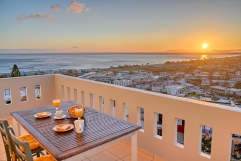 View (from property/room), Dining area, Sea view, Sunset