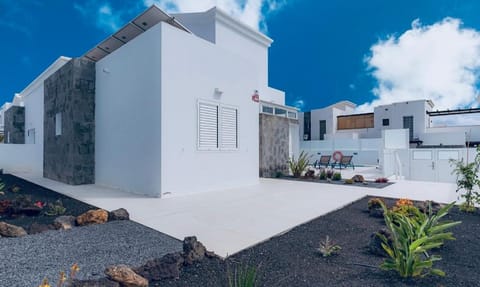 Property building, Garden, Swimming pool