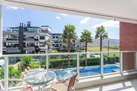 Day, Swimming pool