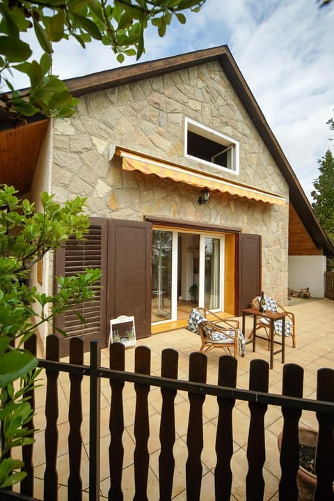 Property building, View (from property/room), Balcony/Terrace, Garden view
