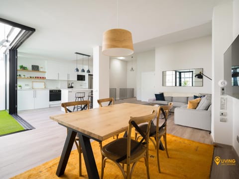 Kitchen or kitchenette, Living room, Seating area, Dining area, pet friendly