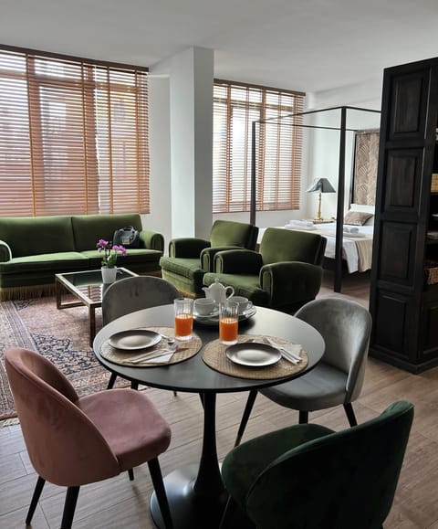 Food and drinks, Seating area, Breakfast