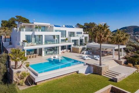 Property building, Patio, Spring, Day, Natural landscape, Mountain view, Pool view, Swimming pool, sunbed
