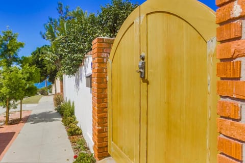 Surf and Sand Beach Bungalow House in La Jolla