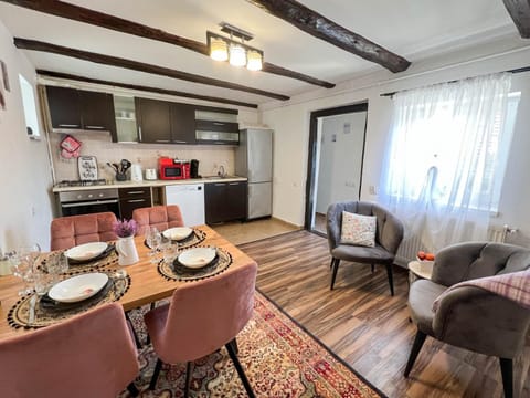 Kitchen or kitchenette, Living room, Seating area, Dining area, minibar, pet friendly, stove
