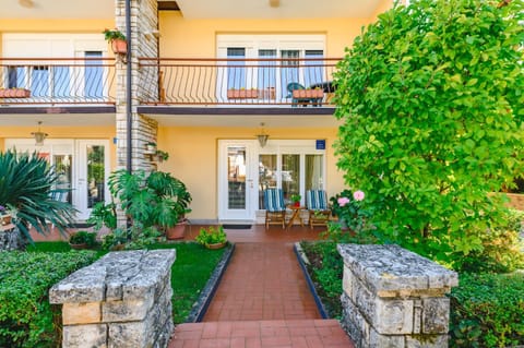 Property building, Day, Garden, Balcony/Terrace