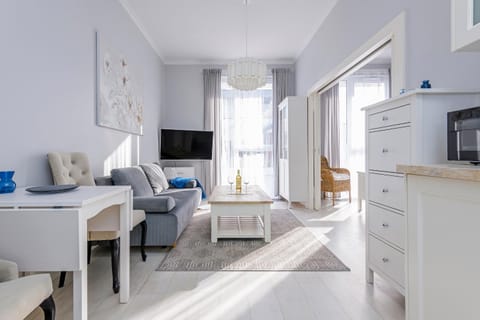Communal lounge/ TV room, TV and multimedia, Living room, Dining area