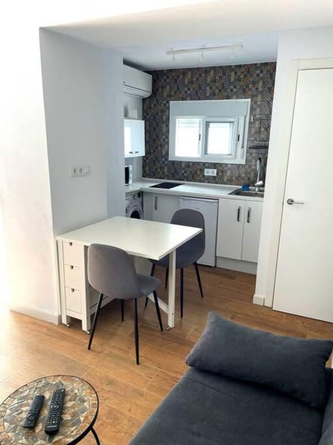 Kitchen or kitchenette, Dining area, minibar, stove, washing machine, kitchen