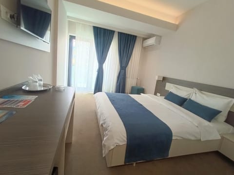 Bed, TV and multimedia, Photo of the whole room, Bedroom, air conditioner