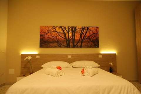 Bed, Photo of the whole room, Bedroom, Parking, air conditioner