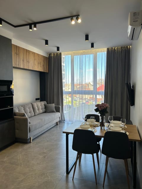 TV and multimedia, Living room, Seating area, Dining area, air conditioner
