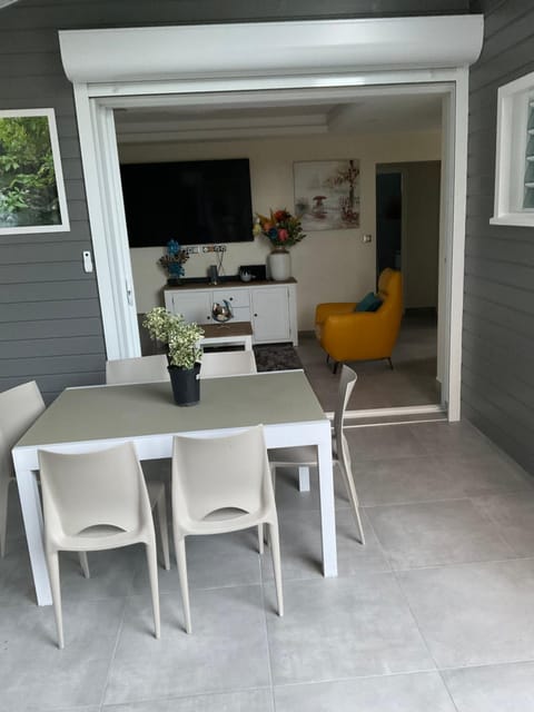 TV and multimedia, Living room, Dining area