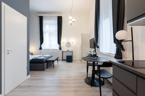 Bed, TV and multimedia, Living room, Photo of the whole room, Seating area, Bedroom