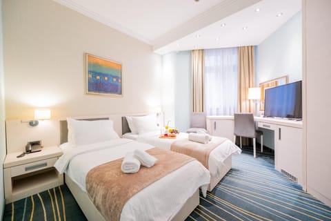 Bed, TV and multimedia, Bedroom