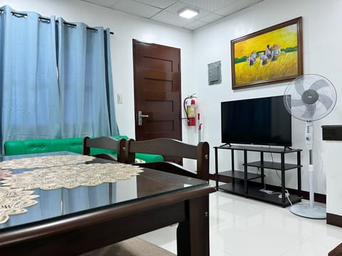 TV and multimedia, Living room, Seating area, Dining area, fireplace, fireplace