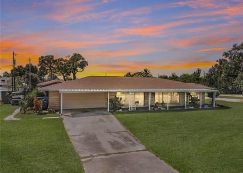 Pool home on the Bay, large private yard near AMI House in Cortez