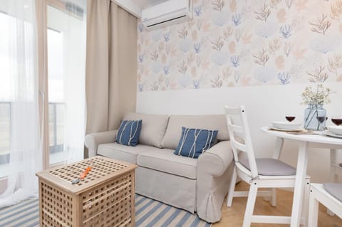 Living room, Seating area, Dining area, air conditioner