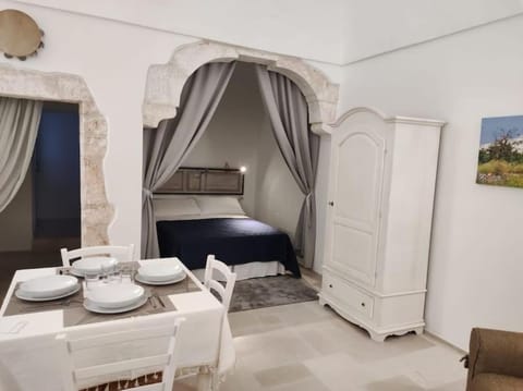 Bed, Dining area, Bedroom