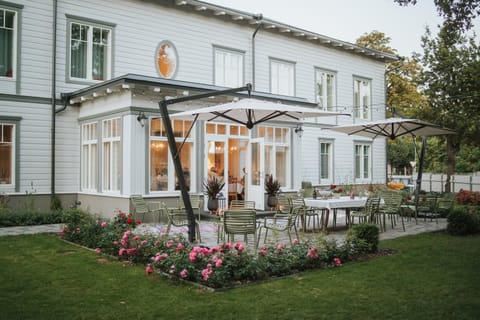 Property building, Patio, Day, Garden, Garden view
