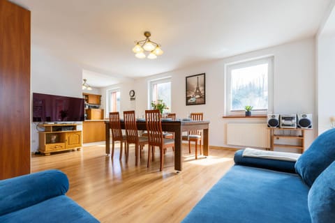 TV and multimedia, Kitchen or kitchenette, Living room, Seating area, Dining area