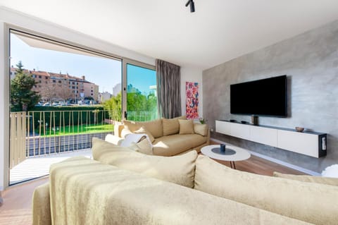TV and multimedia, Living room, Seating area, Evening entertainment